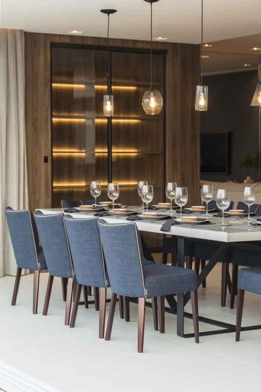 Mesa de jantar Mervi com cadeiras Narro no ambiente da arquiteta Luisa Grillo.